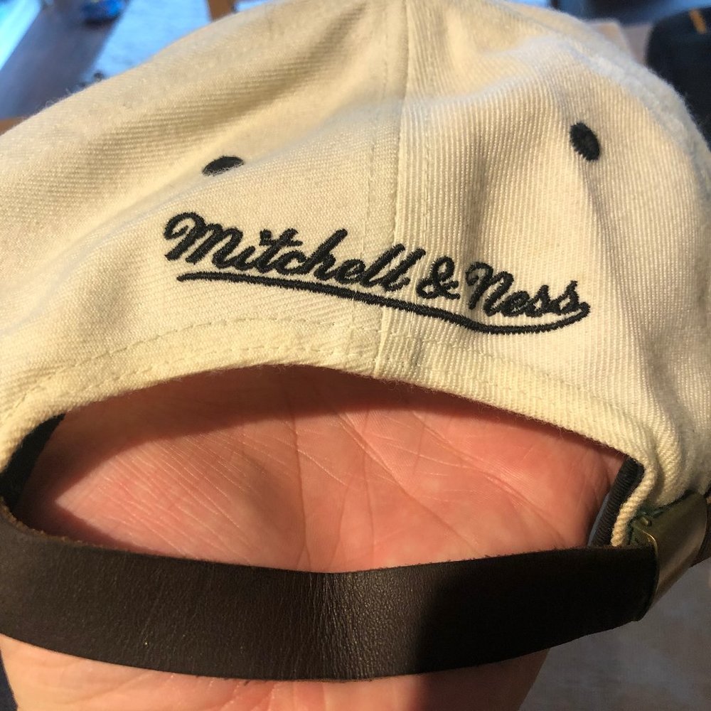 Mitchell & Ness Boston Bruins hat - Picture 2 of 2